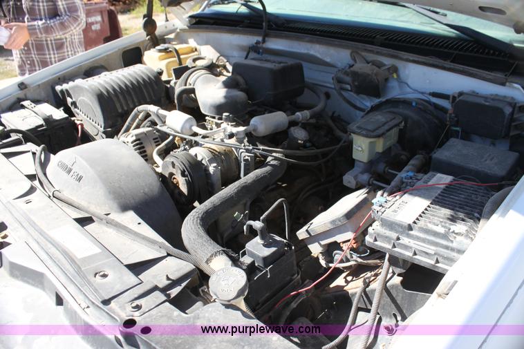 image for item G4234 2000 Chevrolet 2500 Classic pickup truck