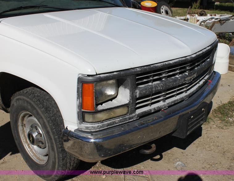 image for item G4234 2000 Chevrolet 2500 Classic pickup truck