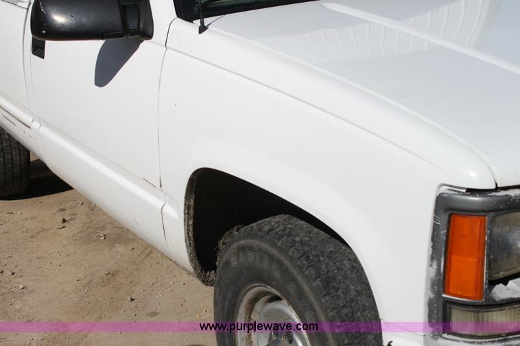 image for item G4234 2000 Chevrolet 2500 Classic pickup truck