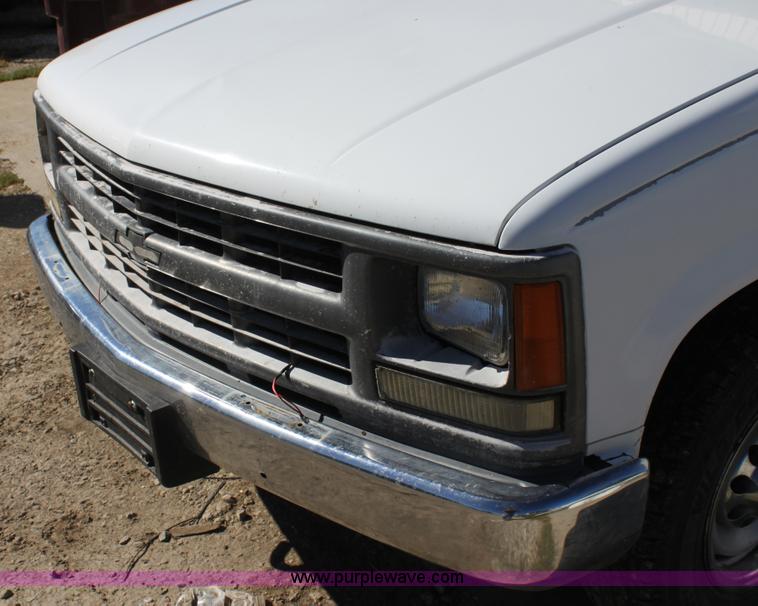 image for item G4234 2000 Chevrolet 2500 Classic pickup truck