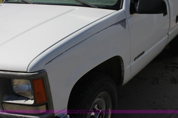 image for item G4234 2000 Chevrolet 2500 Classic pickup truck