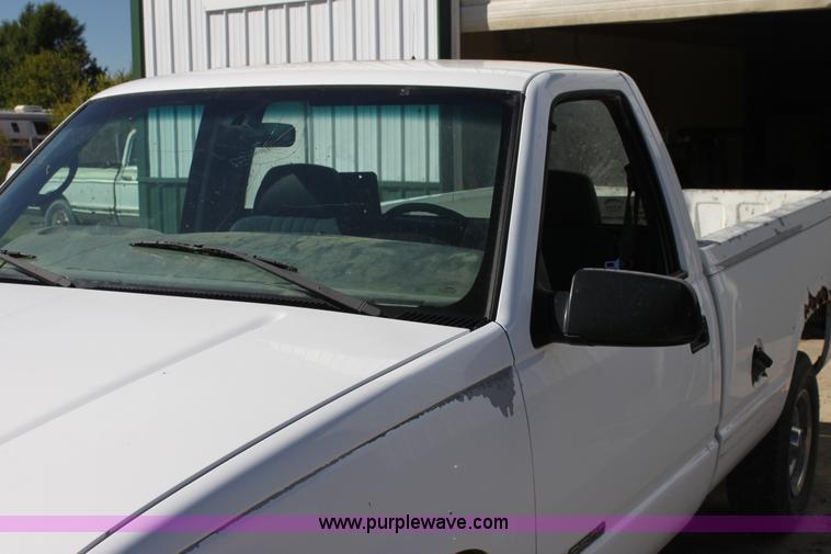 image for item G4234 2000 Chevrolet 2500 Classic pickup truck