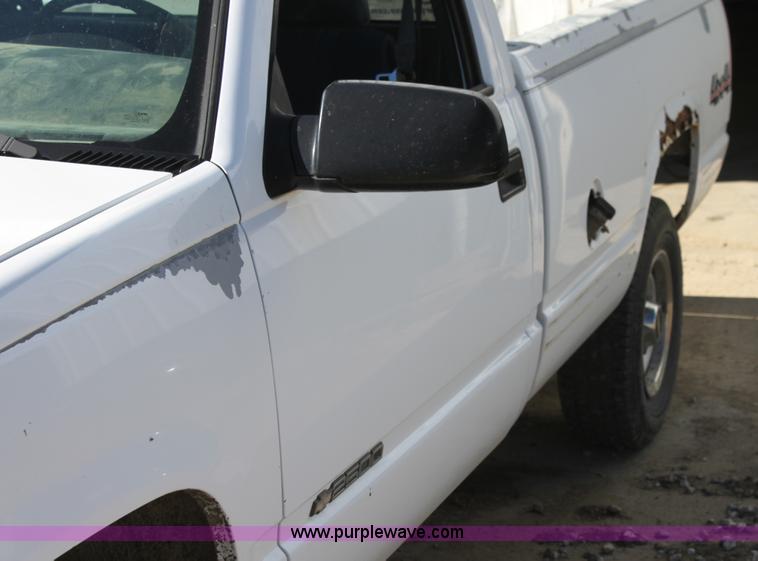 image for item G4234 2000 Chevrolet 2500 Classic pickup truck