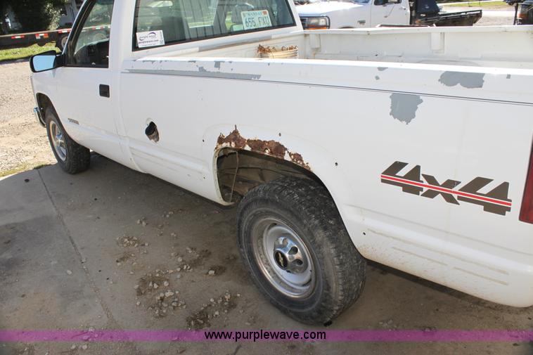image for item G4234 2000 Chevrolet 2500 Classic pickup truck