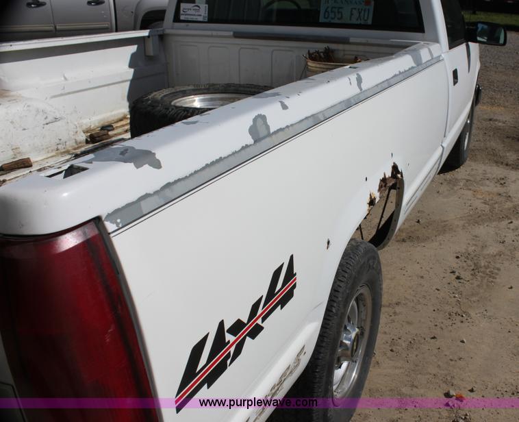 image for item G4234 2000 Chevrolet 2500 Classic pickup truck