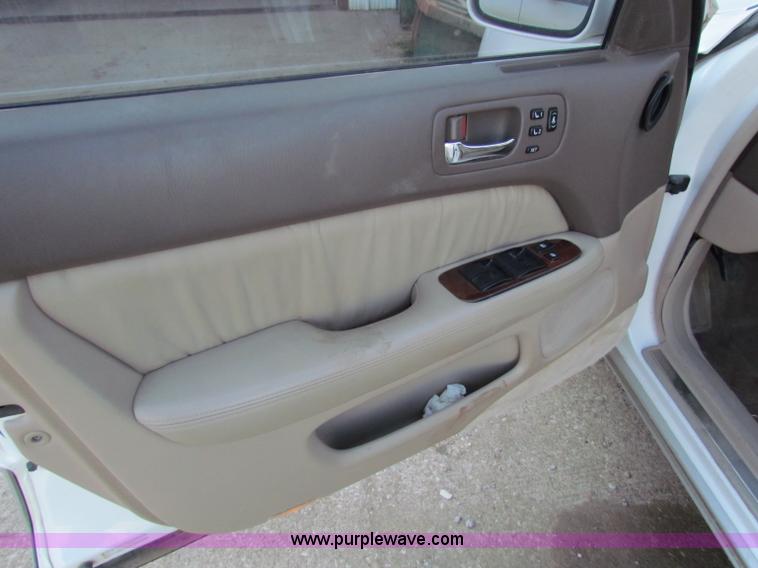 image for item G4244 1995 Lexus LS400