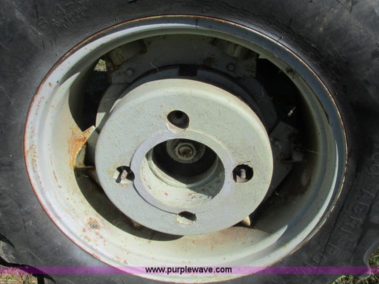 image for item G9409 Oliver 1600 tractor