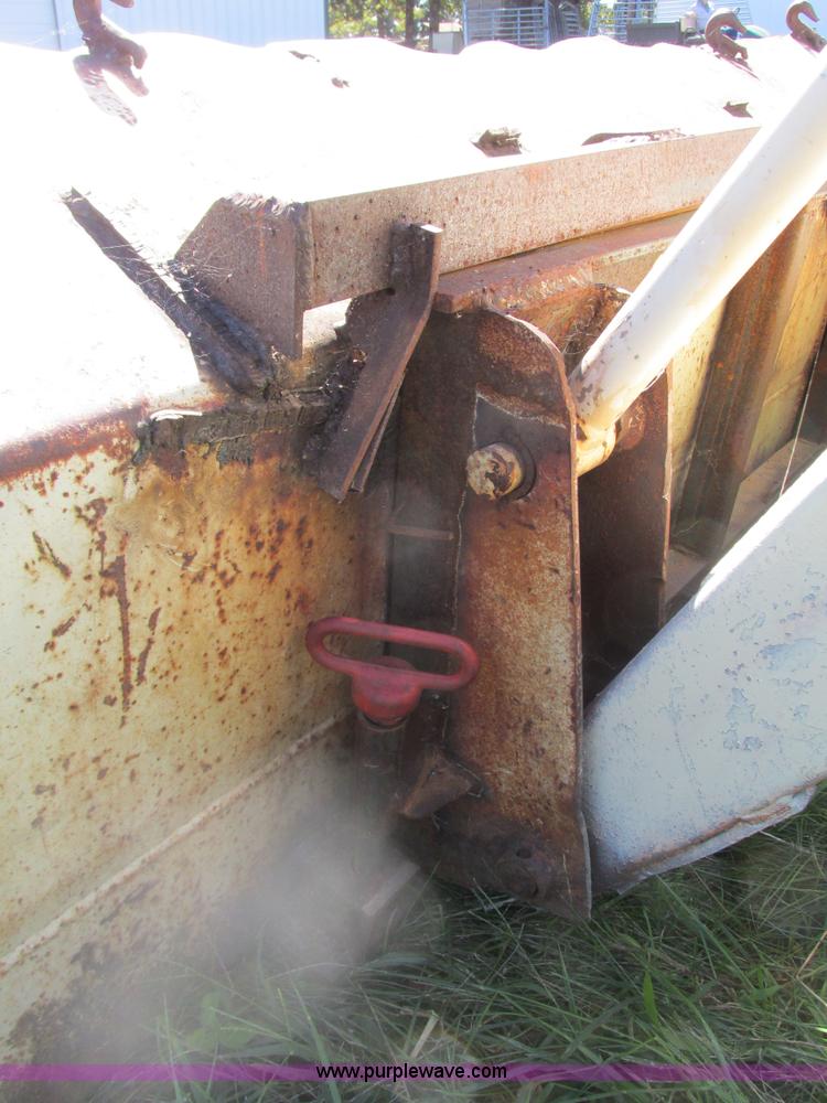 image for item G9409 Oliver 1600 tractor