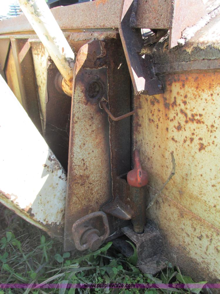 image for item G9409 Oliver 1600 tractor