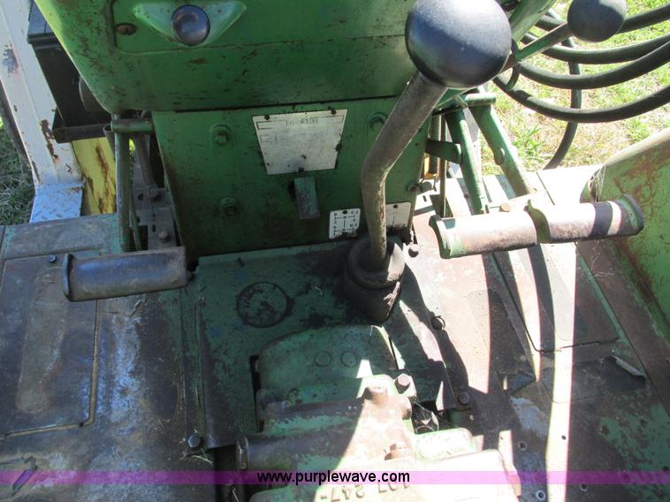 image for item G9409 Oliver 1600 tractor