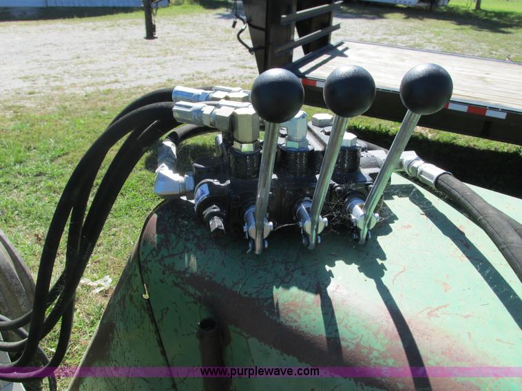 image for item G9409 Oliver 1600 tractor