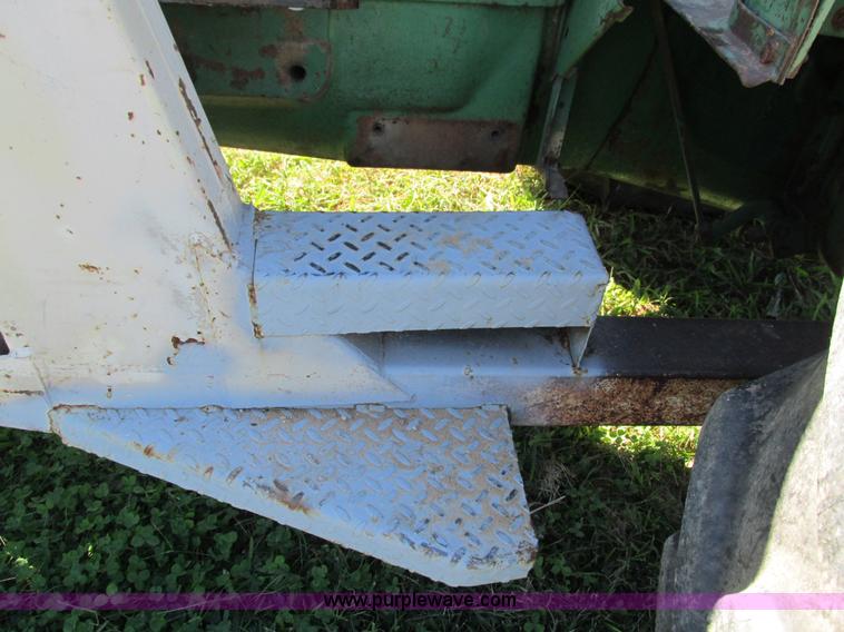 image for item G9409 Oliver 1600 tractor