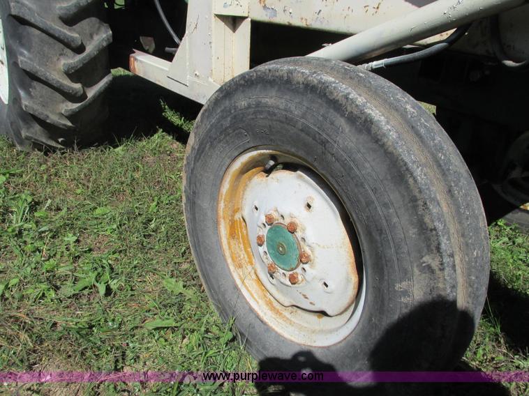 image for item G9409 Oliver 1600 tractor