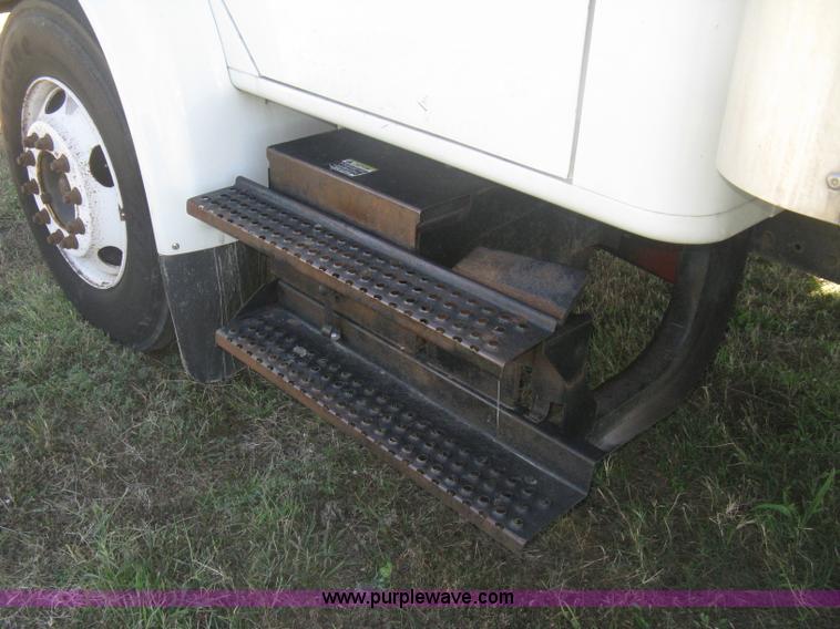 image for item H6279 2001 International 4700 box truck