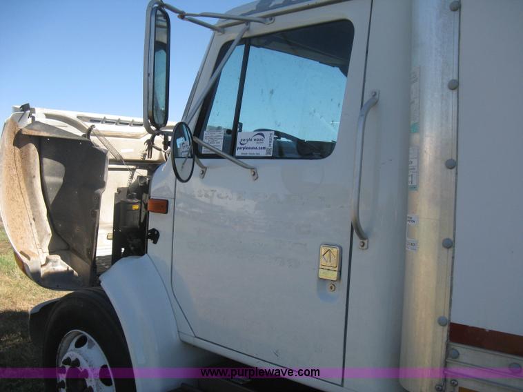 image for item H6279 2001 International 4700 box truck