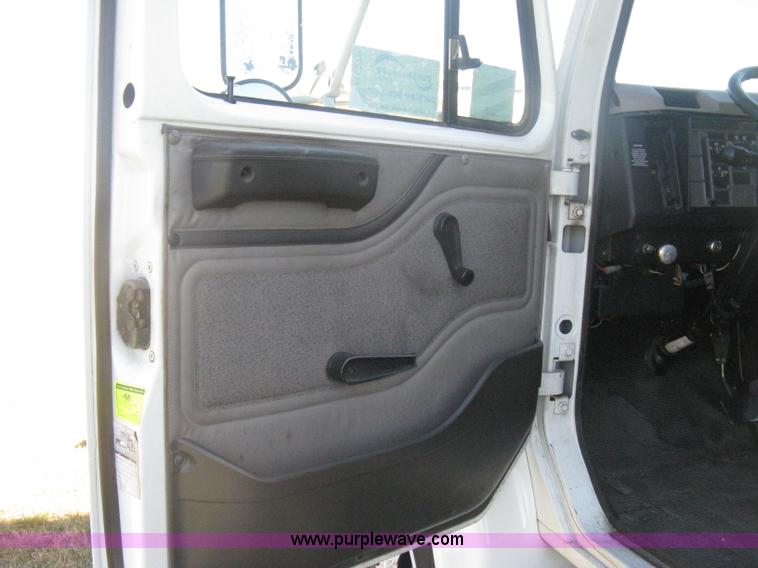 image for item H6279 2001 International 4700 box truck