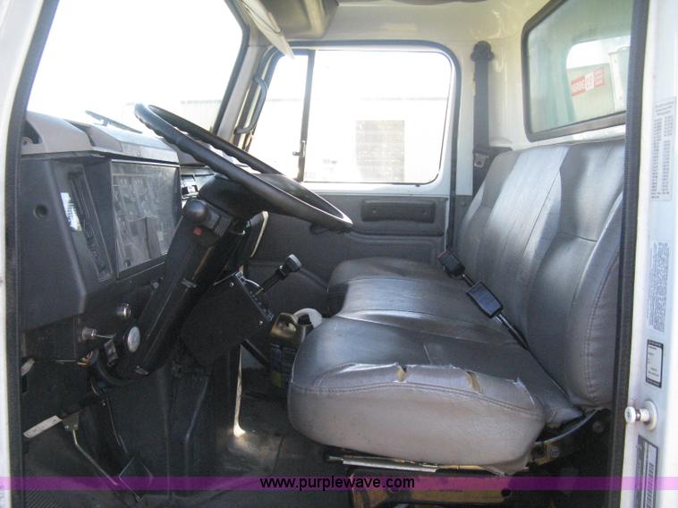 image for item H6279 2001 International 4700 box truck