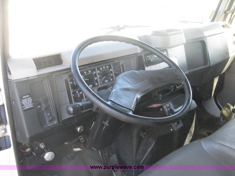 image for item H6279 2001 International 4700 box truck