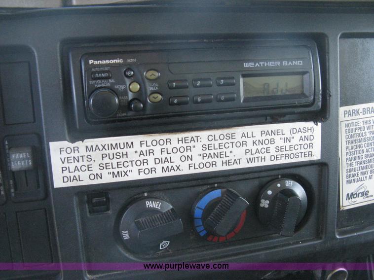 image for item H6279 2001 International 4700 box truck