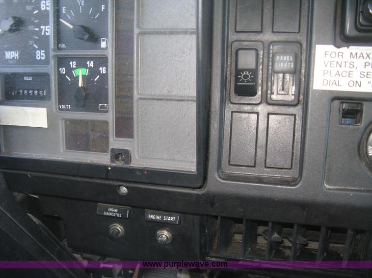 image for item H6279 2001 International 4700 box truck