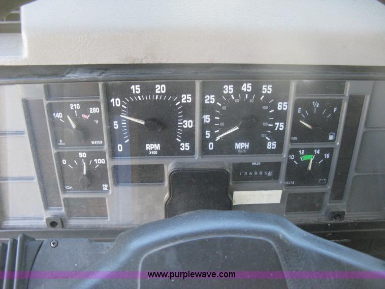 image for item H6279 2001 International 4700 box truck