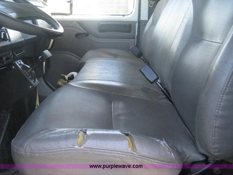 image for item H6279 2001 International 4700 box truck