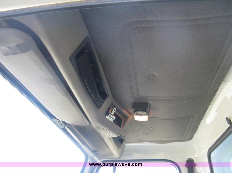 image for item H6279 2001 International 4700 box truck