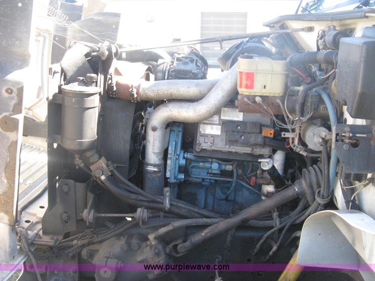 image for item H6279 2001 International 4700 box truck