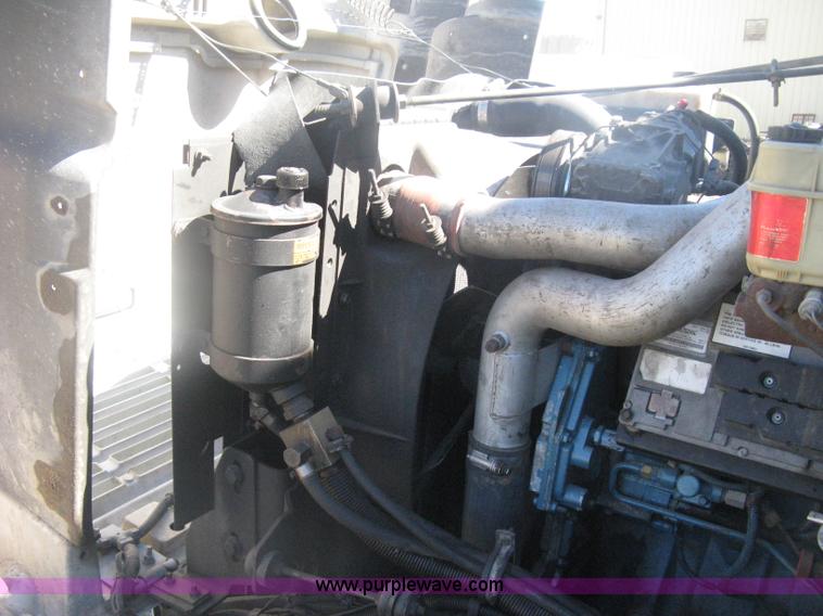 image for item H6279 2001 International 4700 box truck