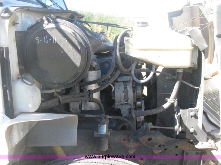 image for item H6279 2001 International 4700 box truck