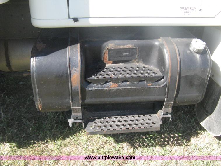 image for item H6279 2001 International 4700 box truck