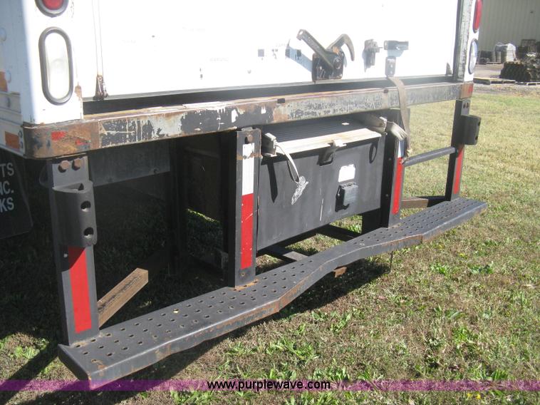 image for item H6279 2001 International 4700 box truck