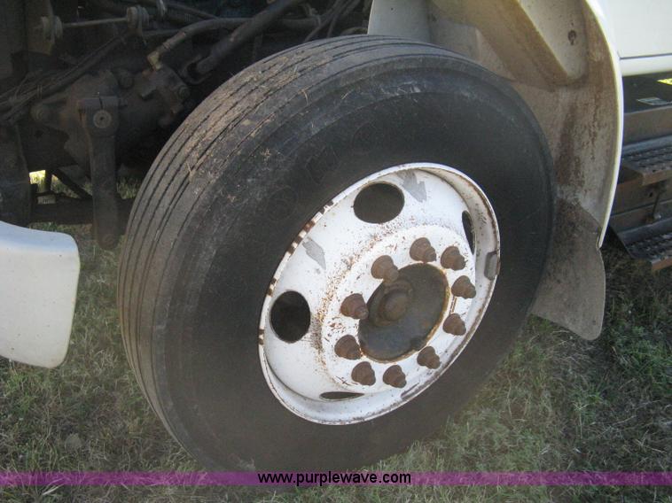 image for item H6279 2001 International 4700 box truck