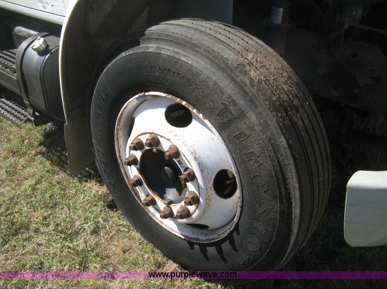 image for item H6279 2001 International 4700 box truck