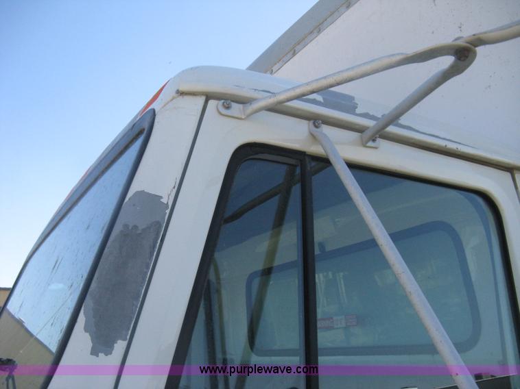 image for item H6279 2001 International 4700 box truck