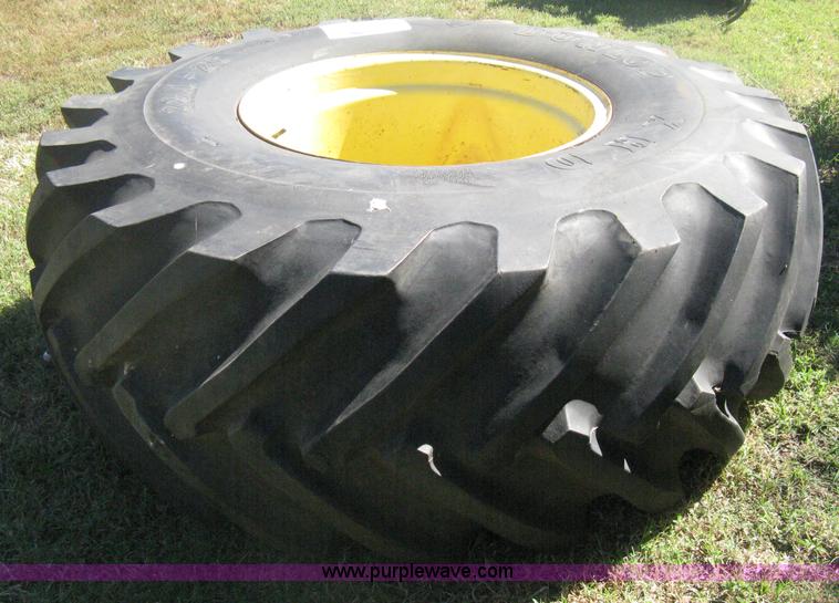 John Deere 6600 combine tire and wheel in Mt. Hope, KS Item H6316 sold Purple Wave