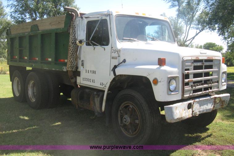 image for item H6330 1981 International 1854 dump truck