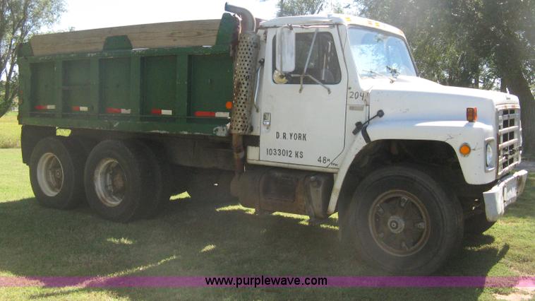 image for item H6330 1981 International 1854 dump truck