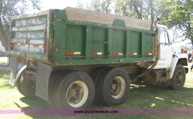 image for item H6330 1981 International 1854 dump truck