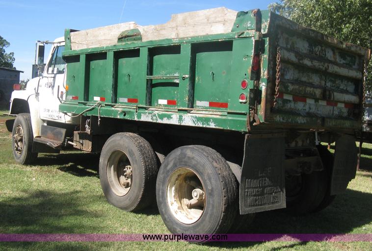 image for item H6330 1981 International 1854 dump truck