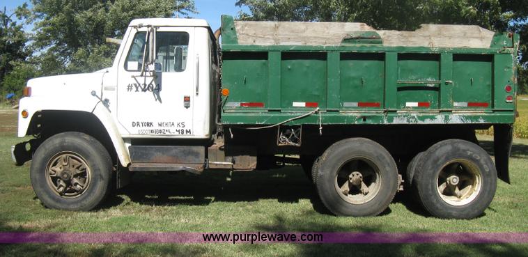 image for item H6330 1981 International 1854 dump truck