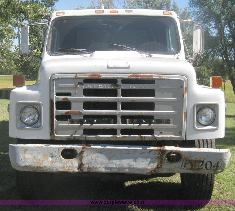 image for item H6330 1981 International 1854 dump truck