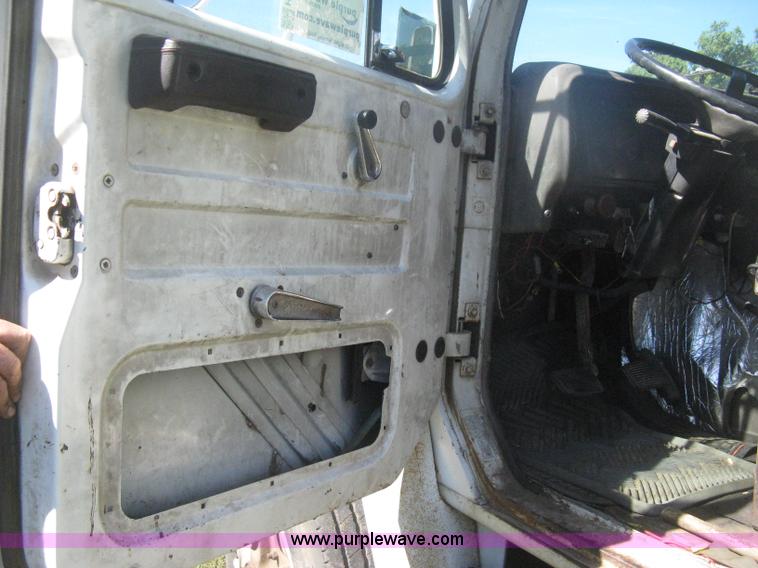 image for item H6330 1981 International 1854 dump truck