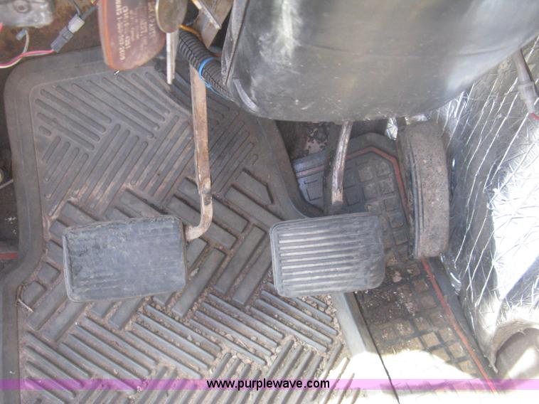 image for item H6330 1981 International 1854 dump truck