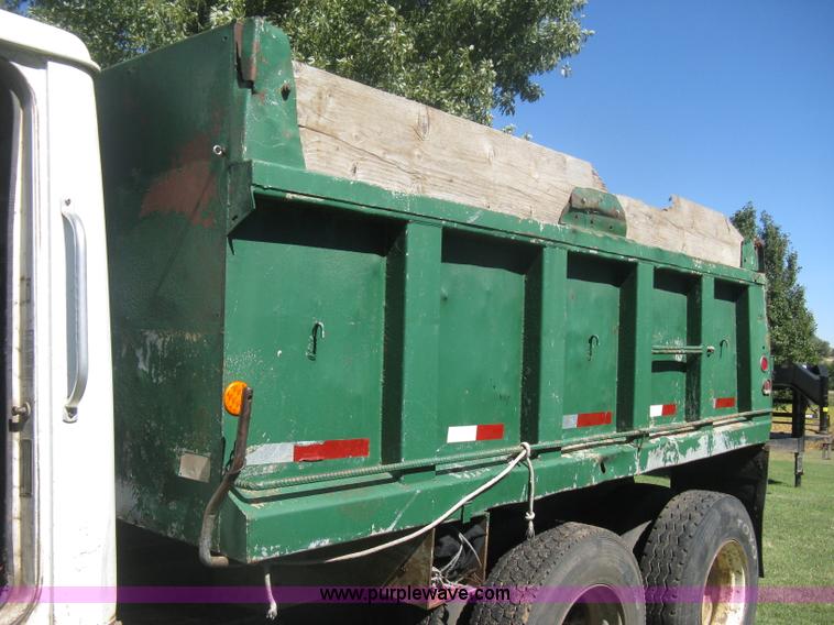 image for item H6330 1981 International 1854 dump truck