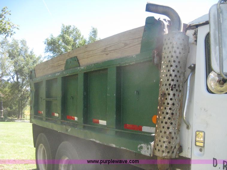 image for item H6330 1981 International 1854 dump truck