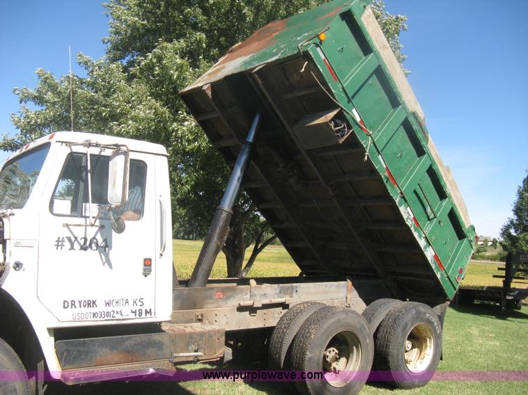 image for item H6330 1981 International 1854 dump truck