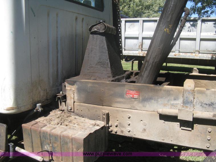 image for item H6330 1981 International 1854 dump truck