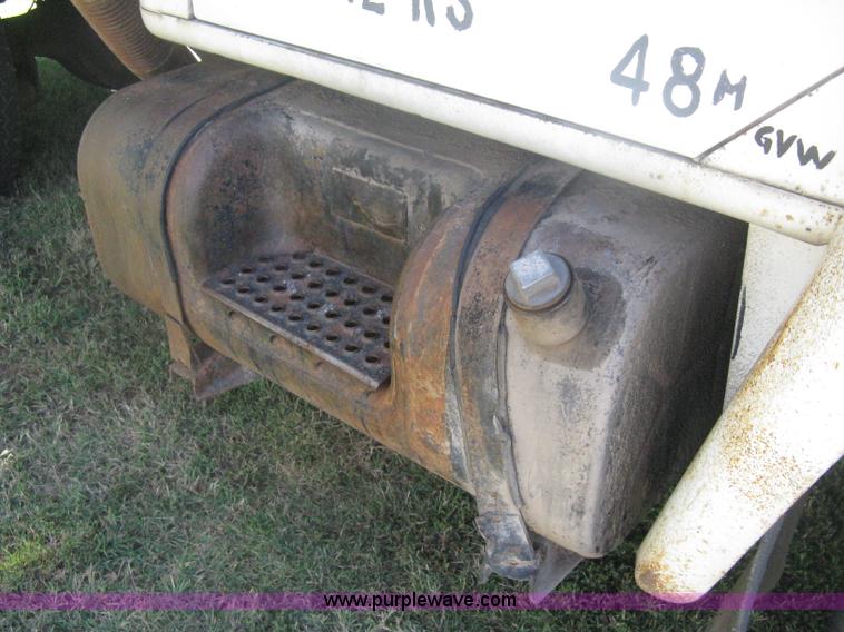 image for item H6330 1981 International 1854 dump truck