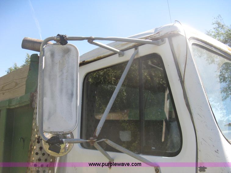 image for item H6330 1981 International 1854 dump truck